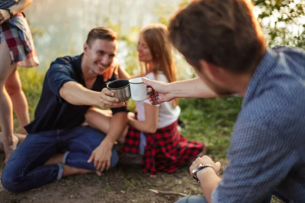 Dos hombres guapos están bebiendo para la reunión. — Foto de Stock