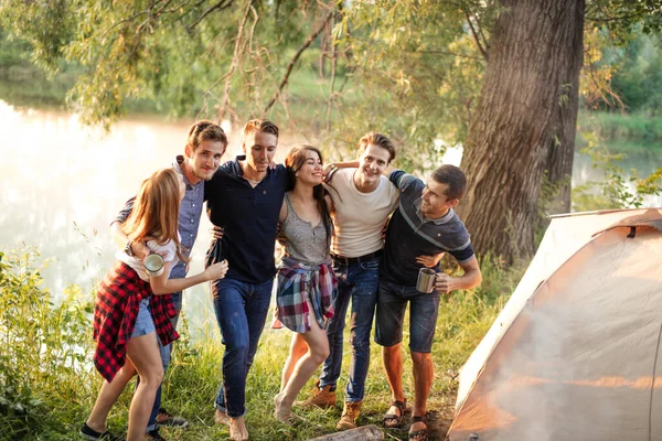 Jongeren knuffelen elkaar — Stockfoto