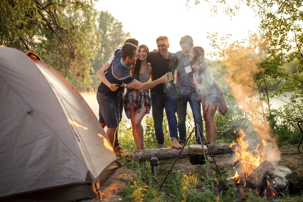 Meilleurs amis sont en harmonie les uns avec les autres — Photo