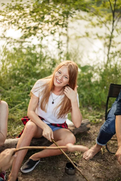 Sorridente giovane ragazza rossiccia fissa i capelli — Foto Stock