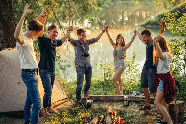 Randonneurs positifs traînent dans de beaux paysages — Photo