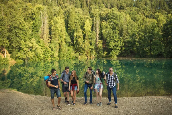 Hipster 'lar boş zamanlarında seyahat ederler. — Stok fotoğraf