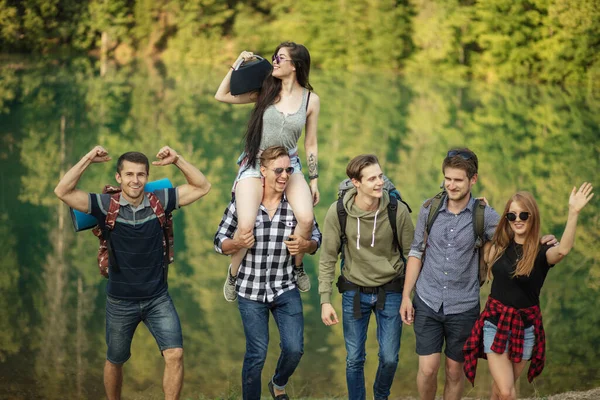 Underbara ungdomar reser med musik — Stockfoto