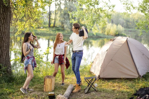 Giovani turisti attivi stanno avendo festa in campeggio — Foto Stock