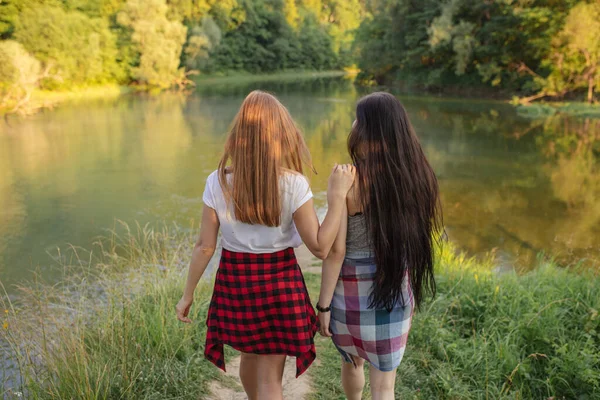 Dvě příjemné dívky se budou potápět v řece — Stock fotografie