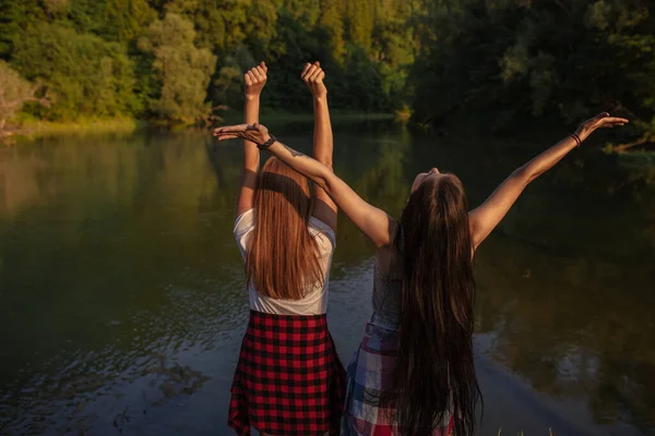 Duas meninas de boa aparência estão se alegrando com grande paisagem de tirar o fôlego — Fotografia de Stock