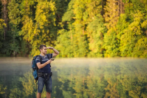 Atraktivní hipster objevující zelenou plochu — Stock fotografie