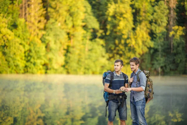 Úžasní studenti špehují krajinu — Stock fotografie