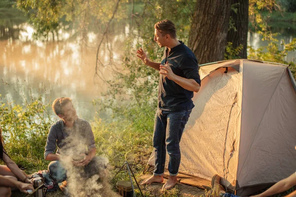 Two guys are talking camp stories to each other — Stock Photo, Image