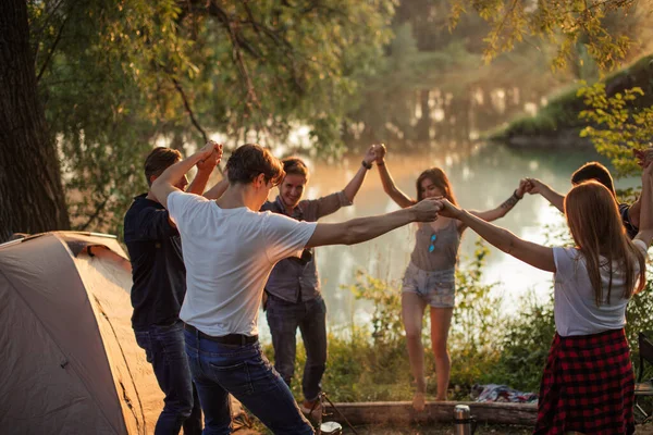 Vriendelijke tieners maken cirkel en hebben plezier op de camping — Stockfoto