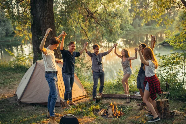 Hipsterek töltenek vicces időt a kemping — Stock Fotó