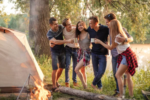 Goede vrienden vieren de verjaardag van het meisje met lang, zwart haar — Stockfoto