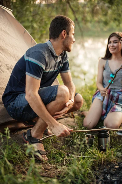 Uomo amoroso sta guardando la sua ragazza — Foto Stock