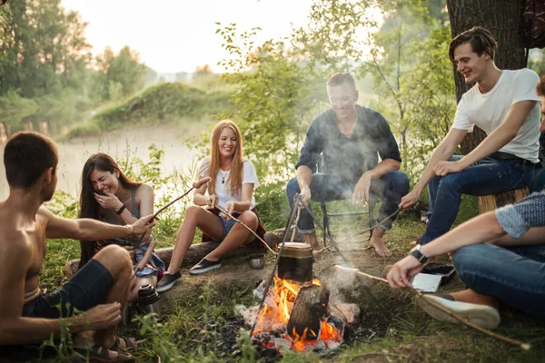 Jong aantrekkelijk meisje met lang zwart haar niest — Stockfoto