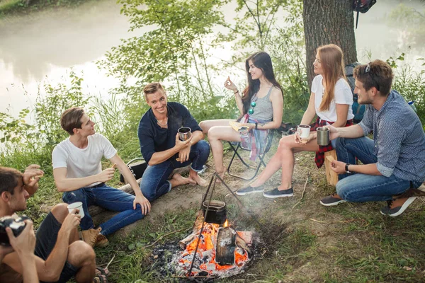 Freundliche, positive Gesellschaft, die an frischer Luft ruht — Stockfoto