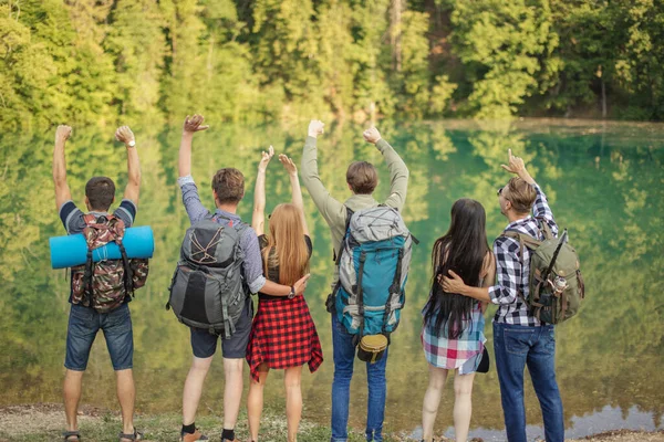 Tieners met rugzakken arriveren bij het meer — Stockfoto