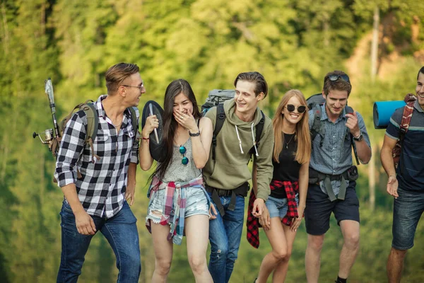 Amichevole compagnia positiva dei giovani stanno andando escursioni — Foto Stock