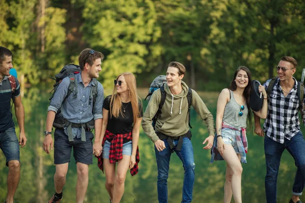 Giovani felici passeggiano nella foresta — Foto Stock