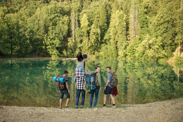 Mladí motivovaní průzkumníci tráví letní dovolenou v lese — Stock fotografie