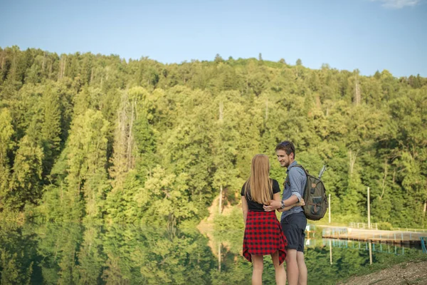 Šťastný chlap vyjadřuje své city ke své dívce. — Stock fotografie