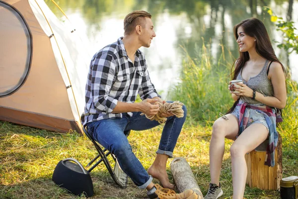 Romantico picnic con la ragazza preferita. Affascinante coppia parlando vicino alla tenda — Foto Stock