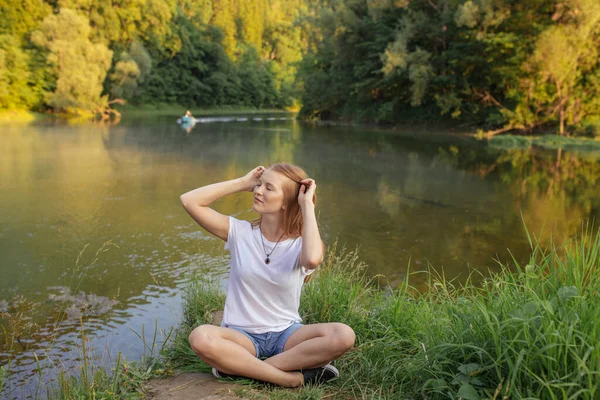 Úžasná dívka s dlouhými zrzavými vlasy dotýkající se jejích vlasů — Stock fotografie