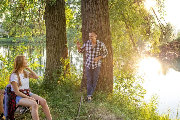 Una pareja sonriendo felizmente y mirándose. — Foto de Stock