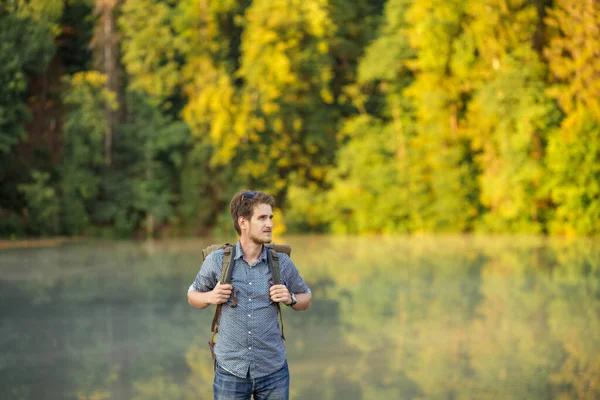 Awesome hipster reser i skogen med ryggsäck — Stockfoto