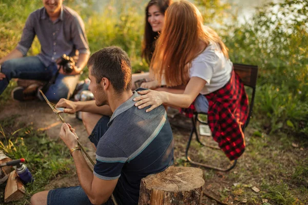 Attraente ragazzo è taglio albero brunch per la pesca . — Foto Stock