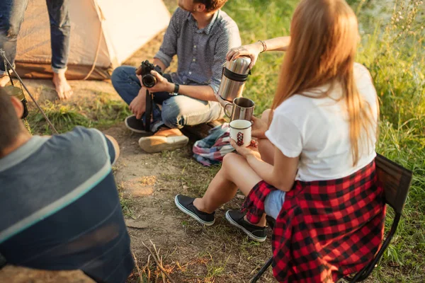 Amis proches boire du thé lors d'un voyage en camping avec une tente — Photo