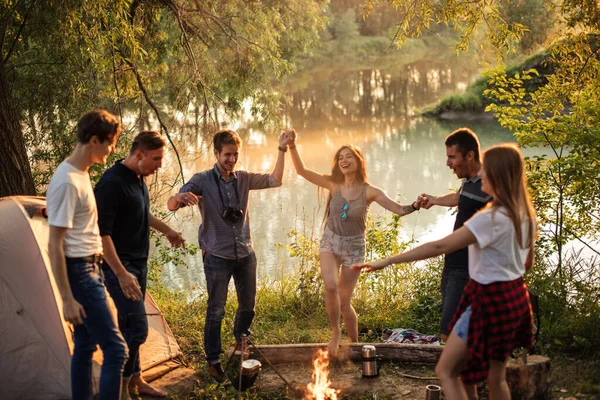 Turisti felici stanno celebrando le loro vacanze in una splendida natura — Foto Stock