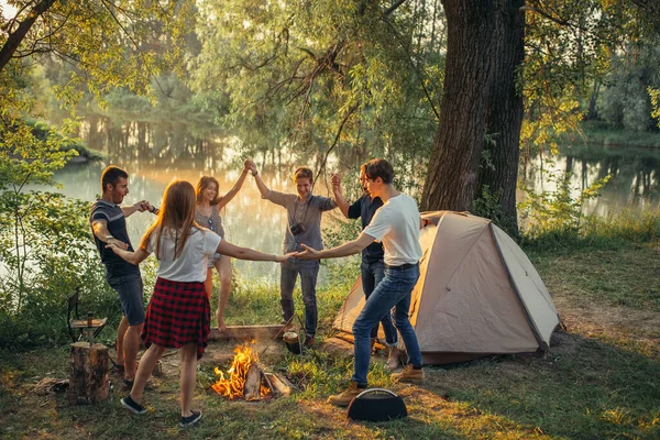 Wild dance around the bonfire. unity and harmony concept — Stock Photo, Image