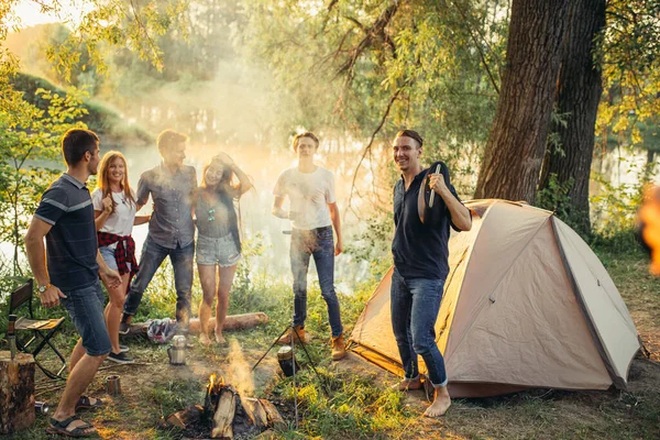 Studenti allegri godendo la musica mentre riposano in campagna — Foto Stock