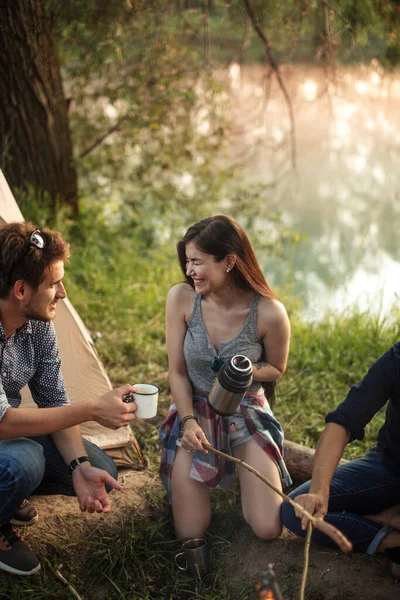 Ridendo bella ragazza sta tenendo un thermos — Foto Stock