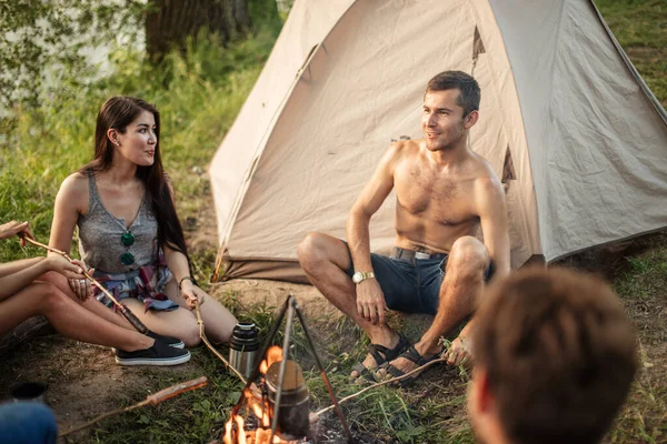 Attraente grl sta guardando suo fratello mentre seduto vicino alla tenda — Foto Stock