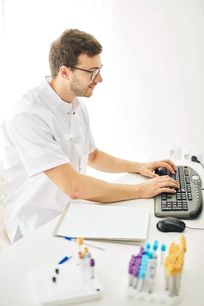 Jonge stagiaire werken op de computer — Stockfoto