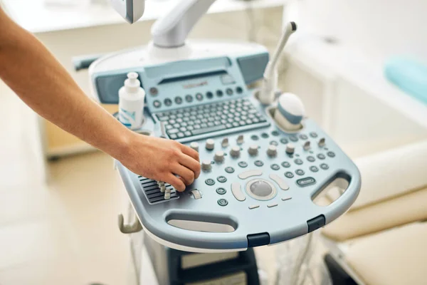 Slå på ultraljudsmaskinen, läkare hand med hjälp av undersökning USCG — Stockfoto
