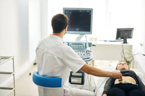 Talentovaný terapeut pracující s ultrazvukovým strojem — Stock fotografie