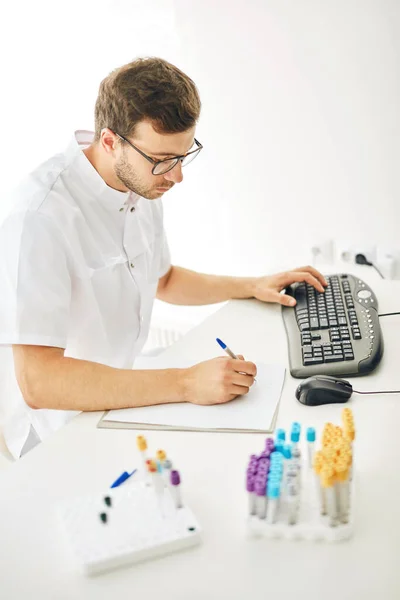 Therapeut die de medicijnen voorschrijft. close-up zijaanzicht foto — Stockfoto