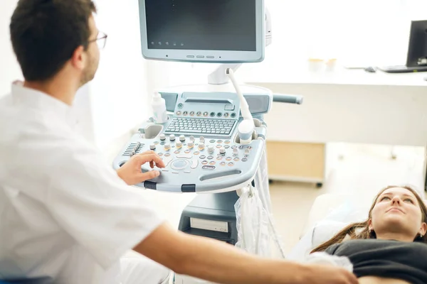 Ecografía especialista en diagnóstico que comprueba la salud de una mujer — Foto de Stock