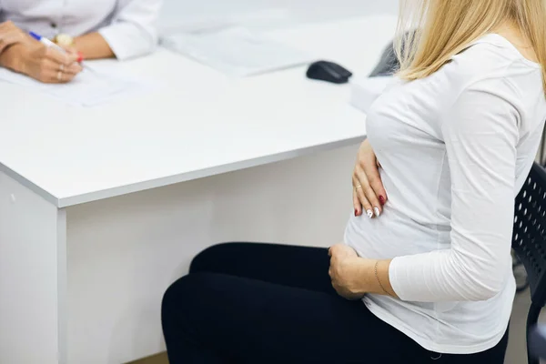 Zwangerschap, gynaecologie concept - gynaecoloog arts en zwangere vrouw vergadering — Stockfoto