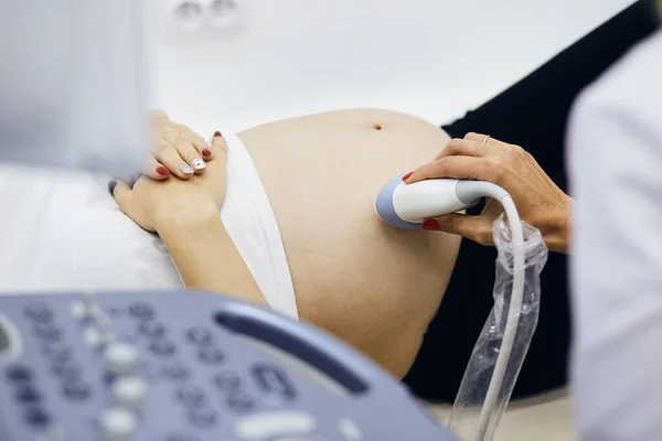 Exkluderar patologi. specialist undersöka en gravid flicka — Stockfoto