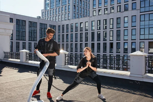 Positief blond meisje is besteden tijd met een knappe tutor — Stockfoto