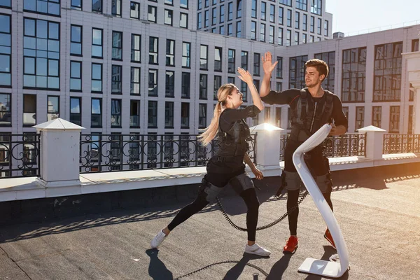 Deux jeunes gens donnant élevé cinq à l'autre unaprès avoir atteint de bons résultats dans la forme physique — Photo