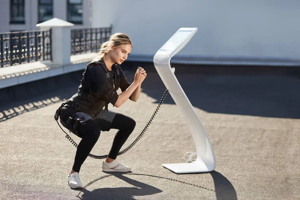 Femme sportive flexible profitant d'un entraînement de fitness en plein air — Photo