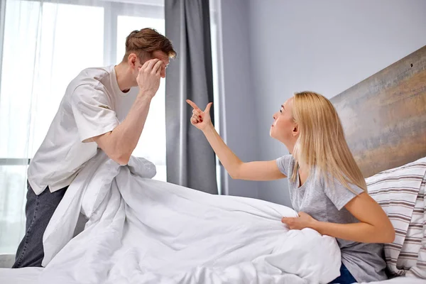 Young caucasian woman chastises husband for his antics — Stock Photo, Image