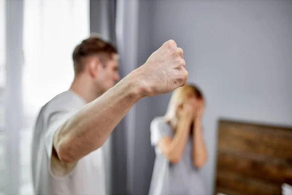 Домашнее насилие, мужчина поднимает руку на жену — стоковое фото
