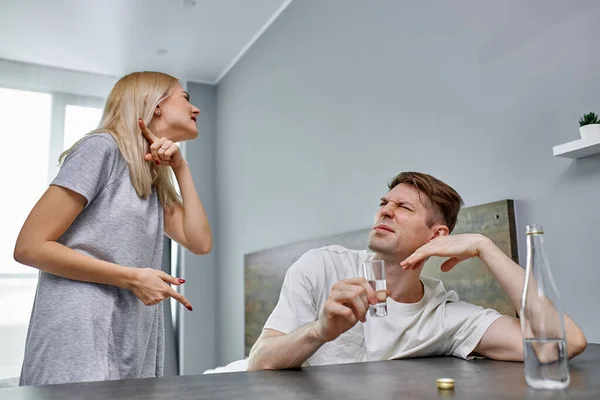 Verzweifelte Frau schreit ihren Mann betrunken an — Stockfoto