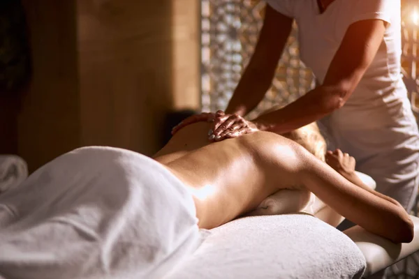 Femmina giovane con massaggio aromatico — Foto Stock