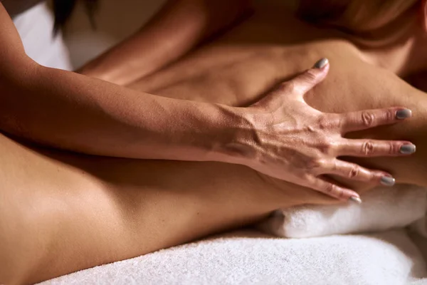 Zachte vrouwelijke handen geven aroma therapie massage — Stockfoto